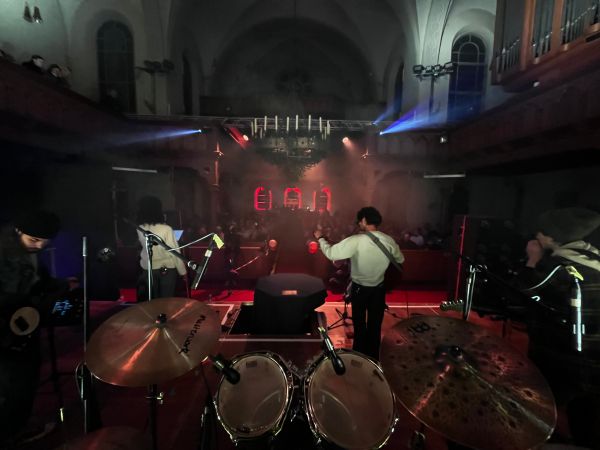 Jugendband spielt vor vollbesetzten Kirchenbänken