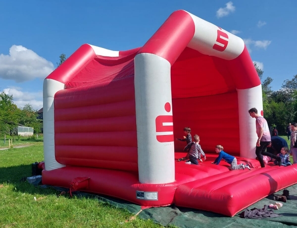 Hüpfburg mit Sparkassenlogo