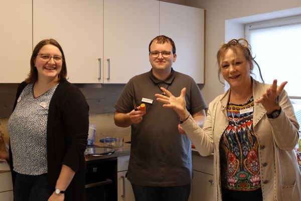 3 Personen haben Spaß in der Küche