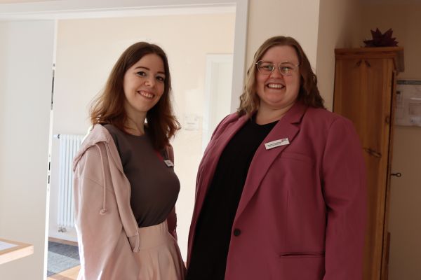 2 Personen, indoor lächeln in die Kamera