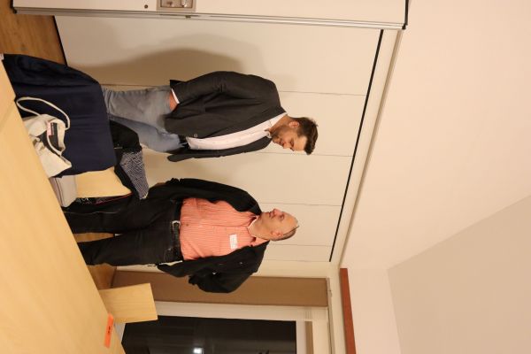 2 Personen unterhalten sich