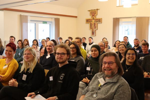 circa 40 Delegierten sitzen 