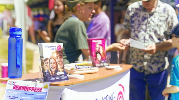 Mitarbeiterin des Kreisjugendring Ansbach verteilt merchandise