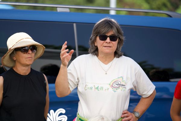 2 Frauen halten eine Rede