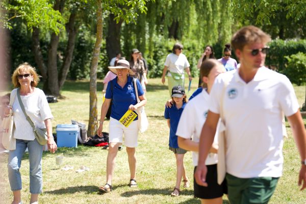 6 Menschen bewegen sich im Sommer auf einer Wiese