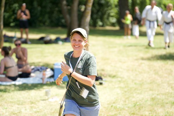 1 Frau rennt über eine Wiese des Schwimmbads