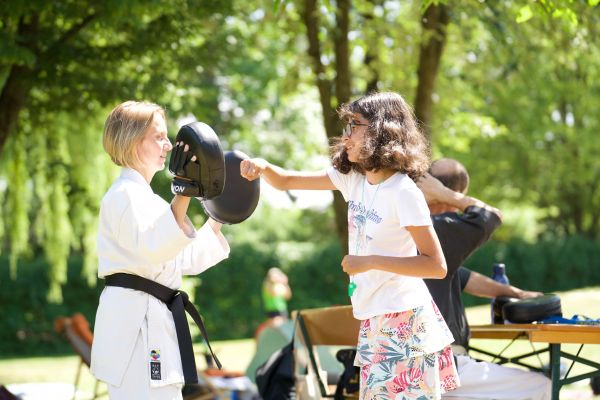 1 Frau und 1 Mädchen trainieren Judo im Grünen