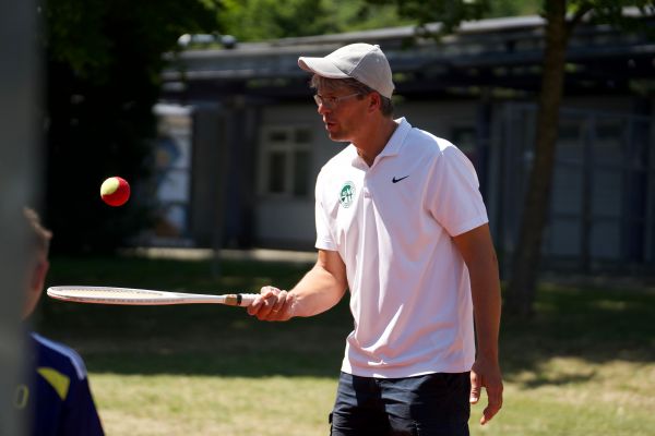 Ein Mann beim Tennisspielen