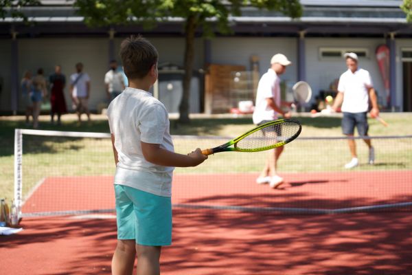 3 Personen beim Tennisspiel
