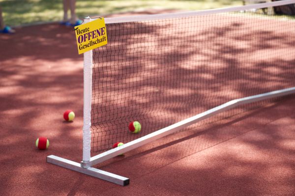Tennisnetz mit dem Schild ,heute ist Tag der offenen Gesellschaft"