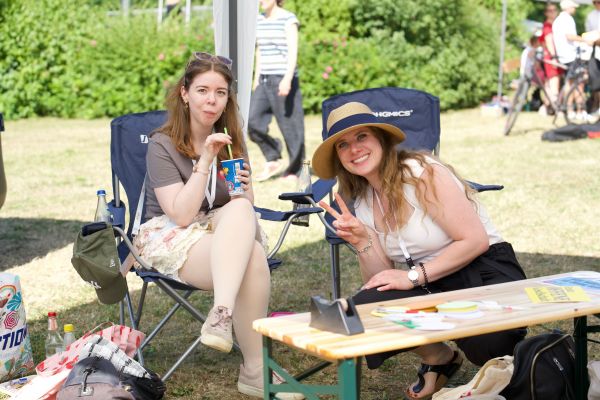 2 Frauen auf Campingstühlen posieren für die Kamera
