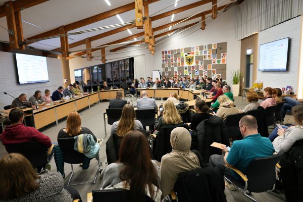 40 Personen im Sitzungssaal