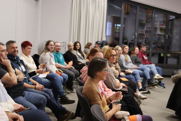 20 Personen sitzen im Landratsamt