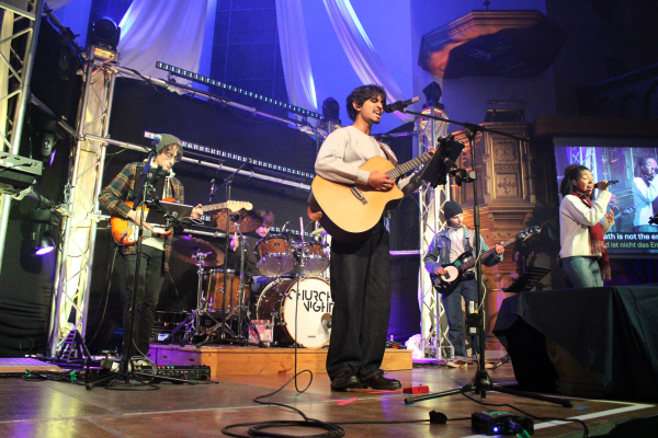 3 Gitarristen, 1 Schlagzeuger und eine Sängerin 