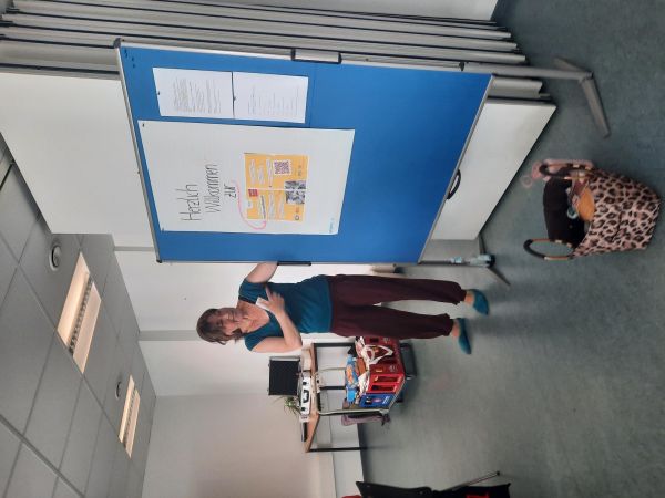 Seminarleitung erklärt etwas an der Pinnwand