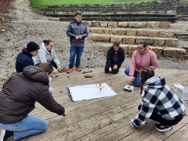 7 Personen bei einem Gruppenpädagogischen Spiel