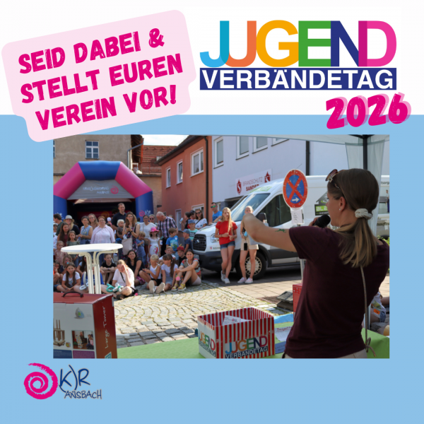 Person zieht Gewinnzettel aus Losbox, Menschenmasse sitzt vor einer Hüpfburg und schaut zu