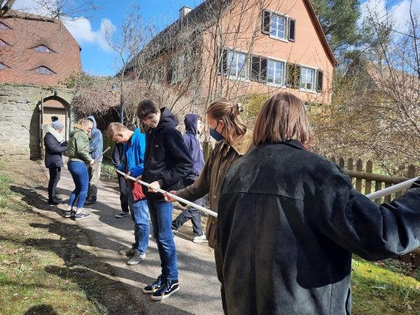 9 Menschen machen eine pädagogische Gruppeneinheit