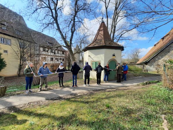 8 Menschen machen eine pädagogische Einheit mit Augenmasken