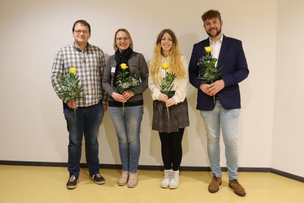 Die Vorstandschaft des KJR Ansbachs mit Rosen in der Hand