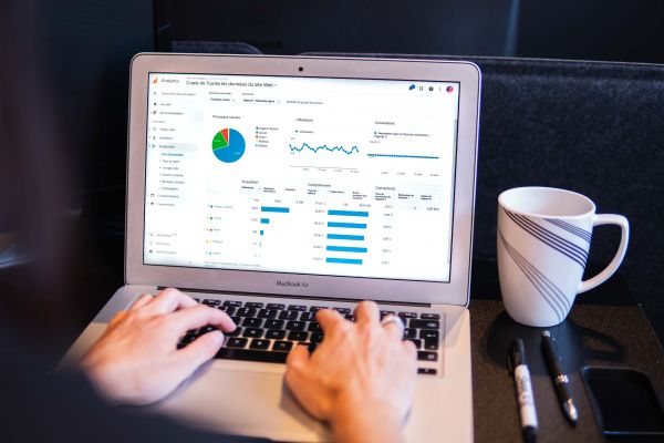 Computertastertur mit Kaffetasse