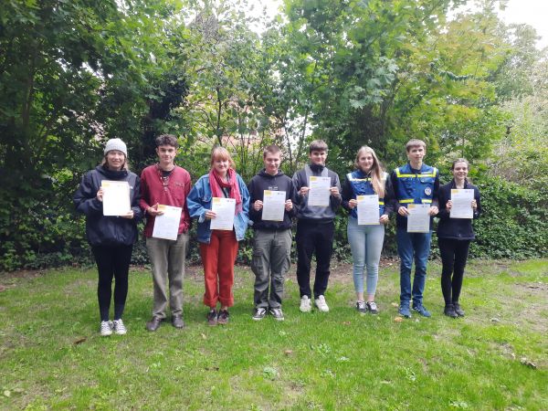 Juleica Teilnehmende mit Urkunde