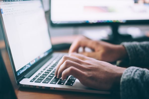 Mensch an Computertastertur
